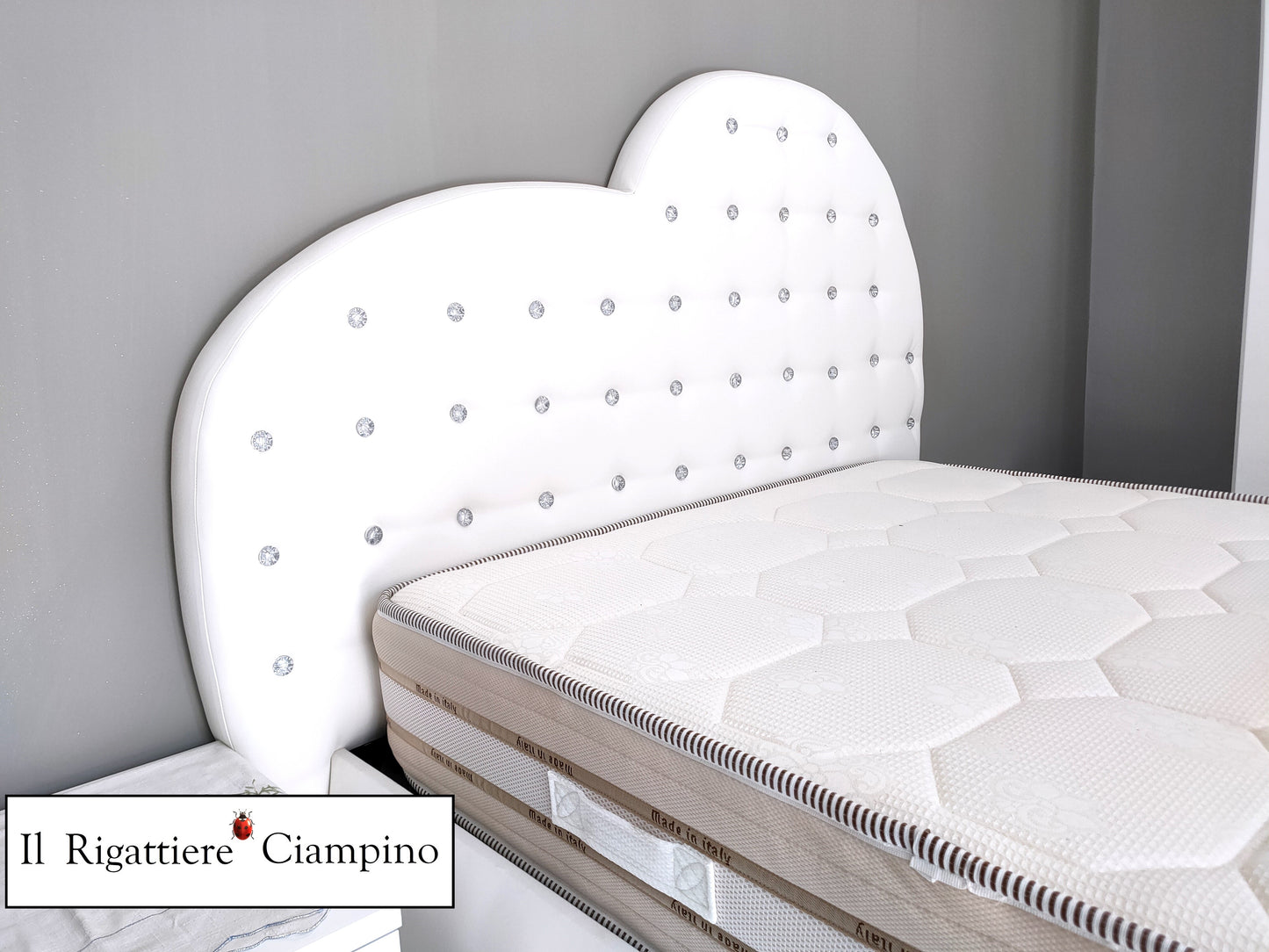Letto matrimoniale Cuore imbottito in ecopelle bianca