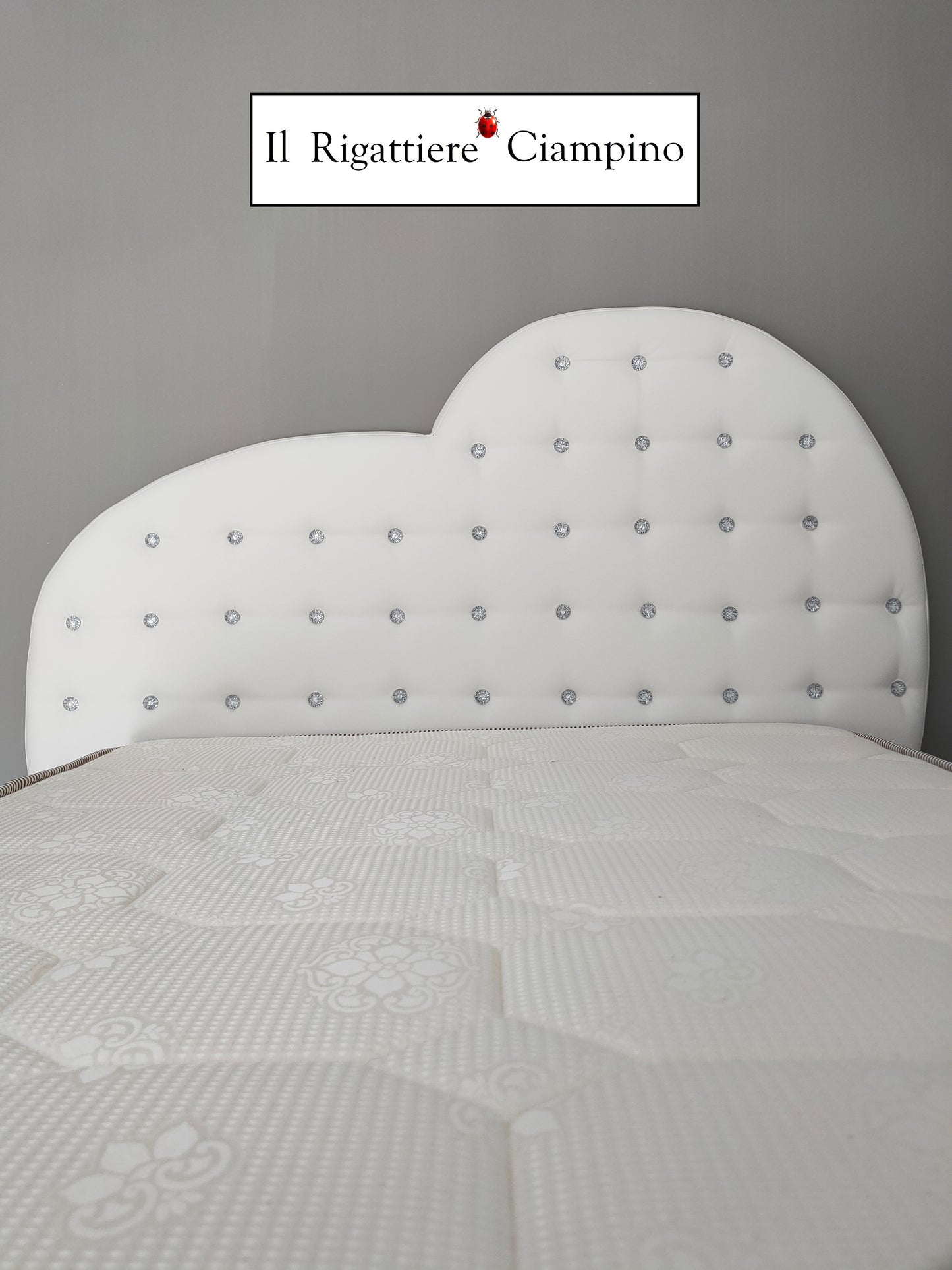 Letto matrimoniale Cuore imbottito in ecopelle bianca