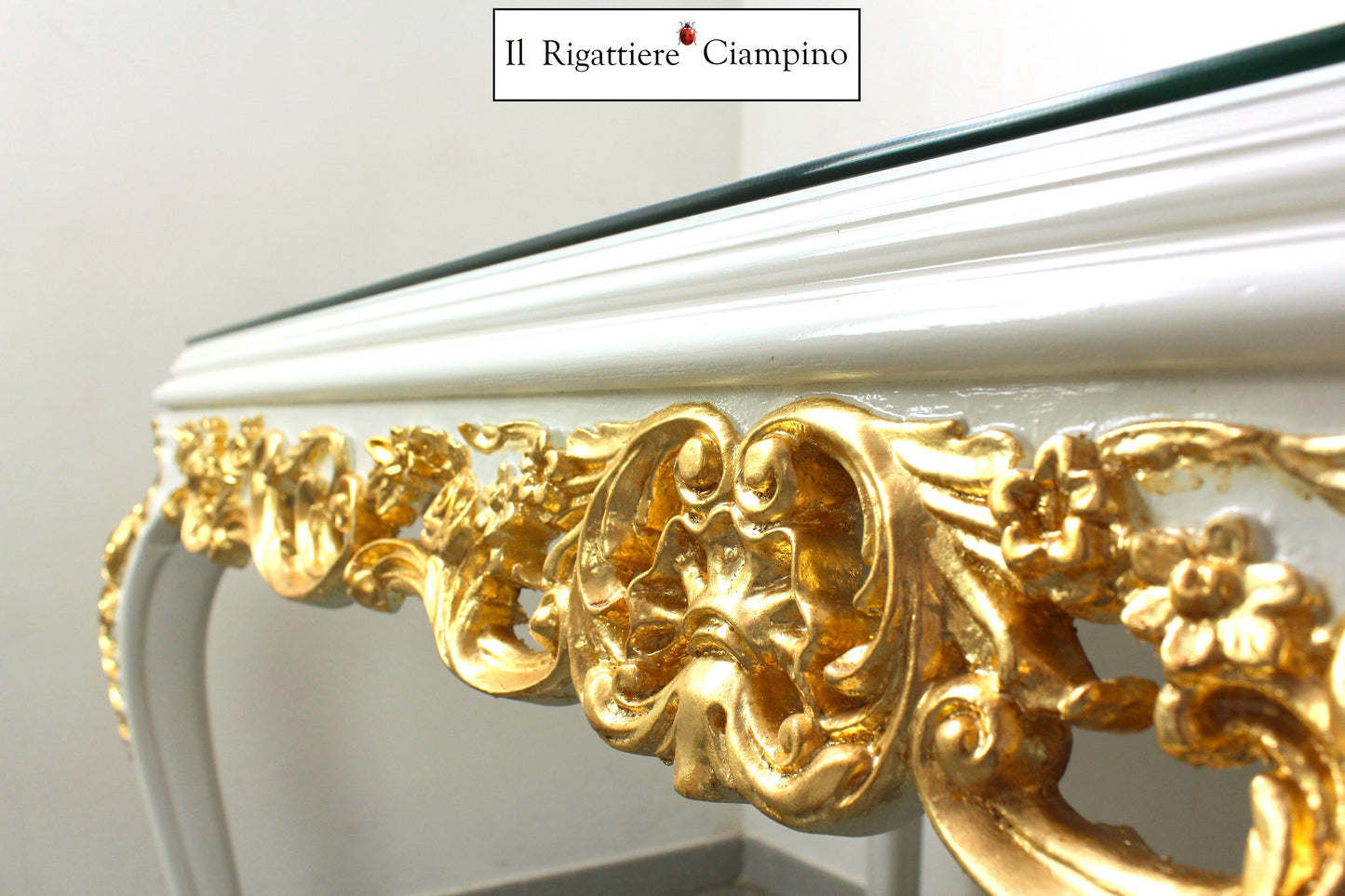 Tavolo in stile barocco intagliato con piano in vetro, bianco con rifiniture oro
