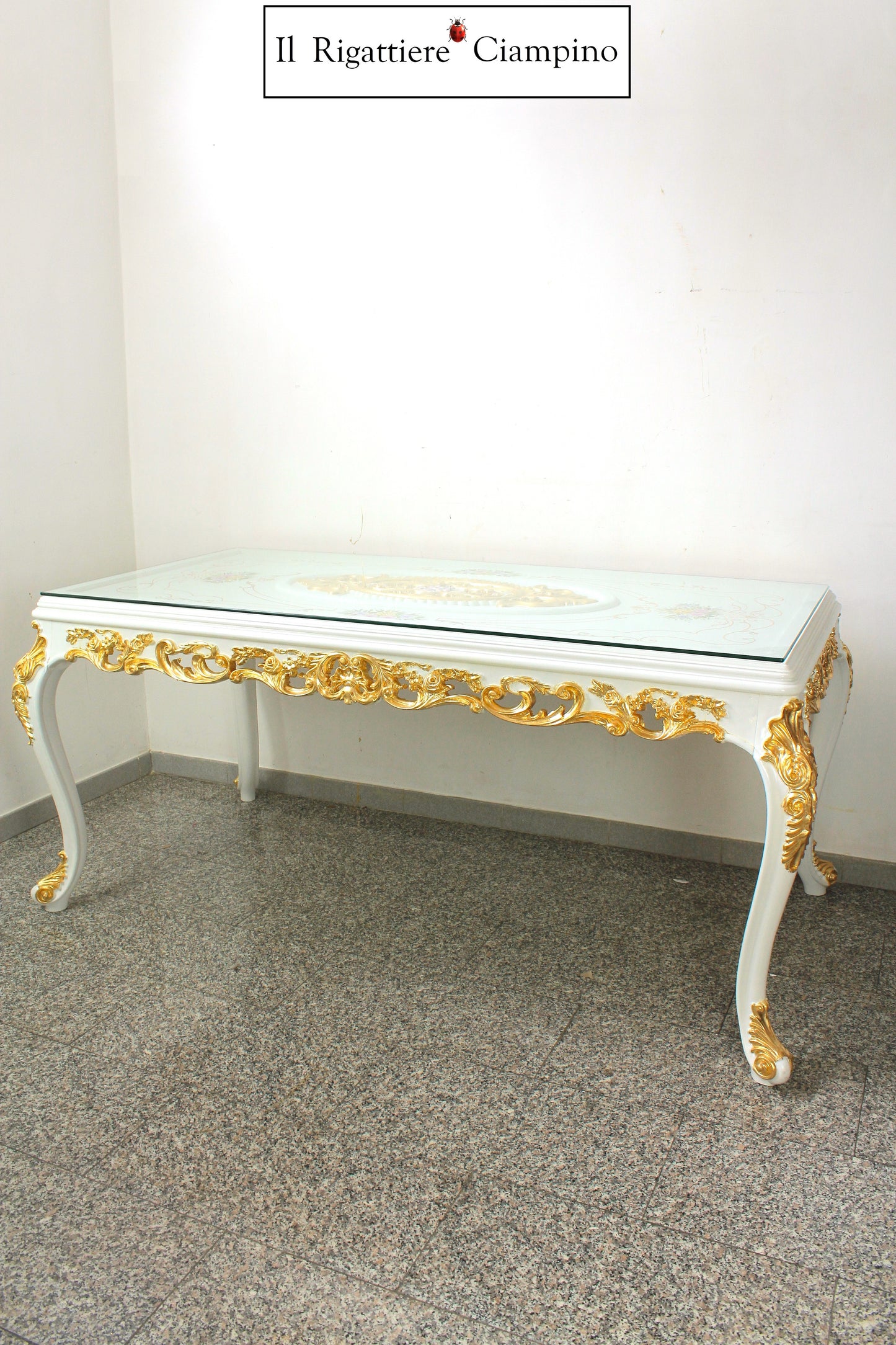 Tavolo in stile barocco intagliato con piano in vetro, bianco con rifiniture oro