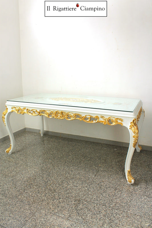 Tavolo in stile barocco intagliato con piano in vetro, bianco con rifiniture oro