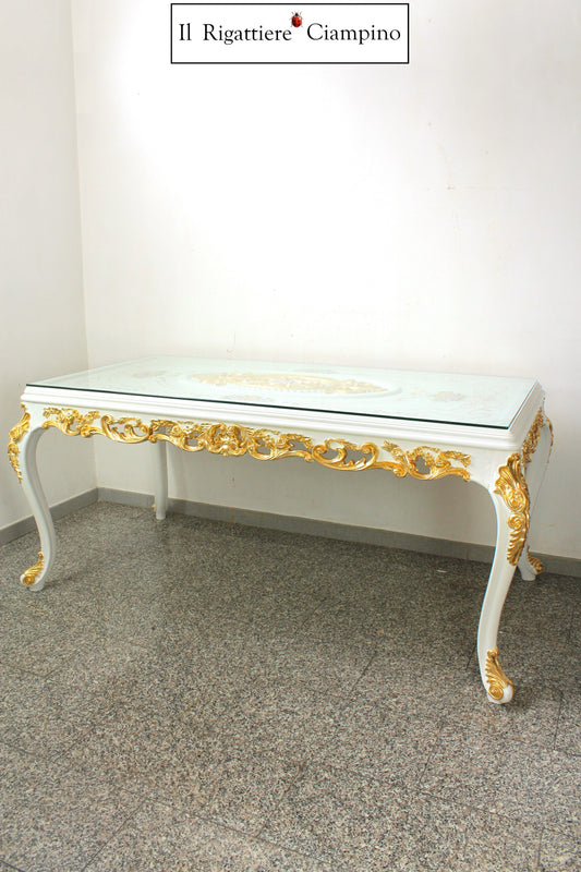 Tavolo in stile barocco intagliato con piano in vetro, bianco con rifiniture oro