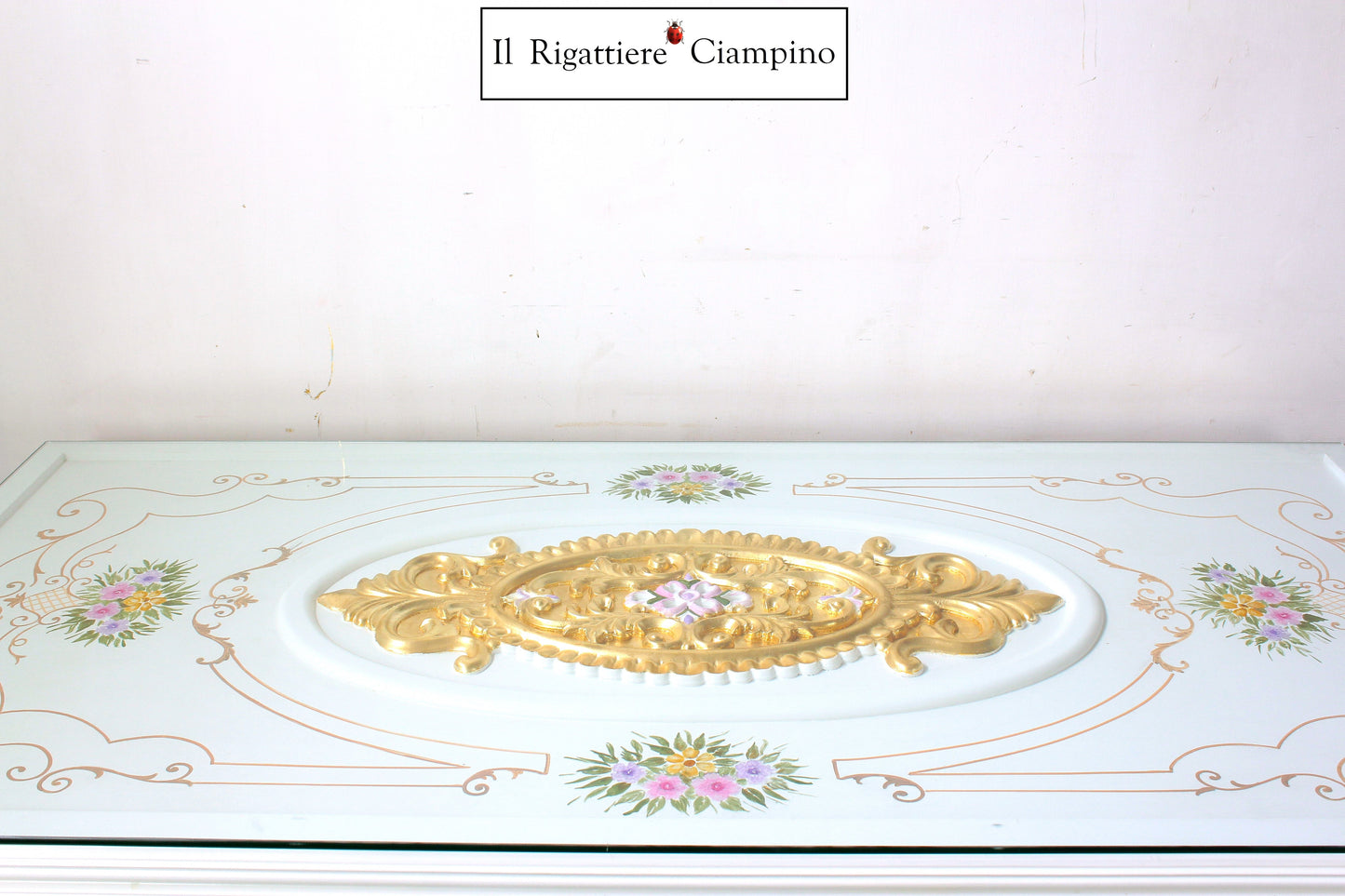 Tavolo in stile barocco intagliato con piano in vetro, bianco con rifiniture oro