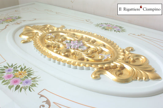 Tavolo in stile barocco intagliato con piano in vetro, bianco con rifiniture oro