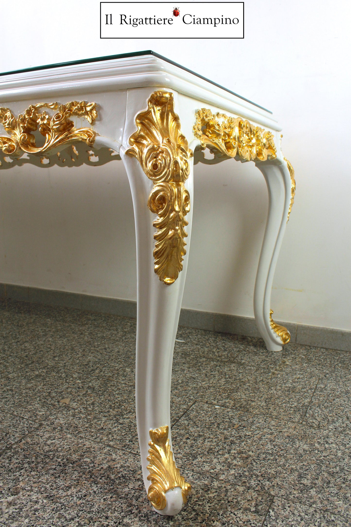 Tavolo in stile barocco intagliato con piano in vetro, bianco con rifiniture oro