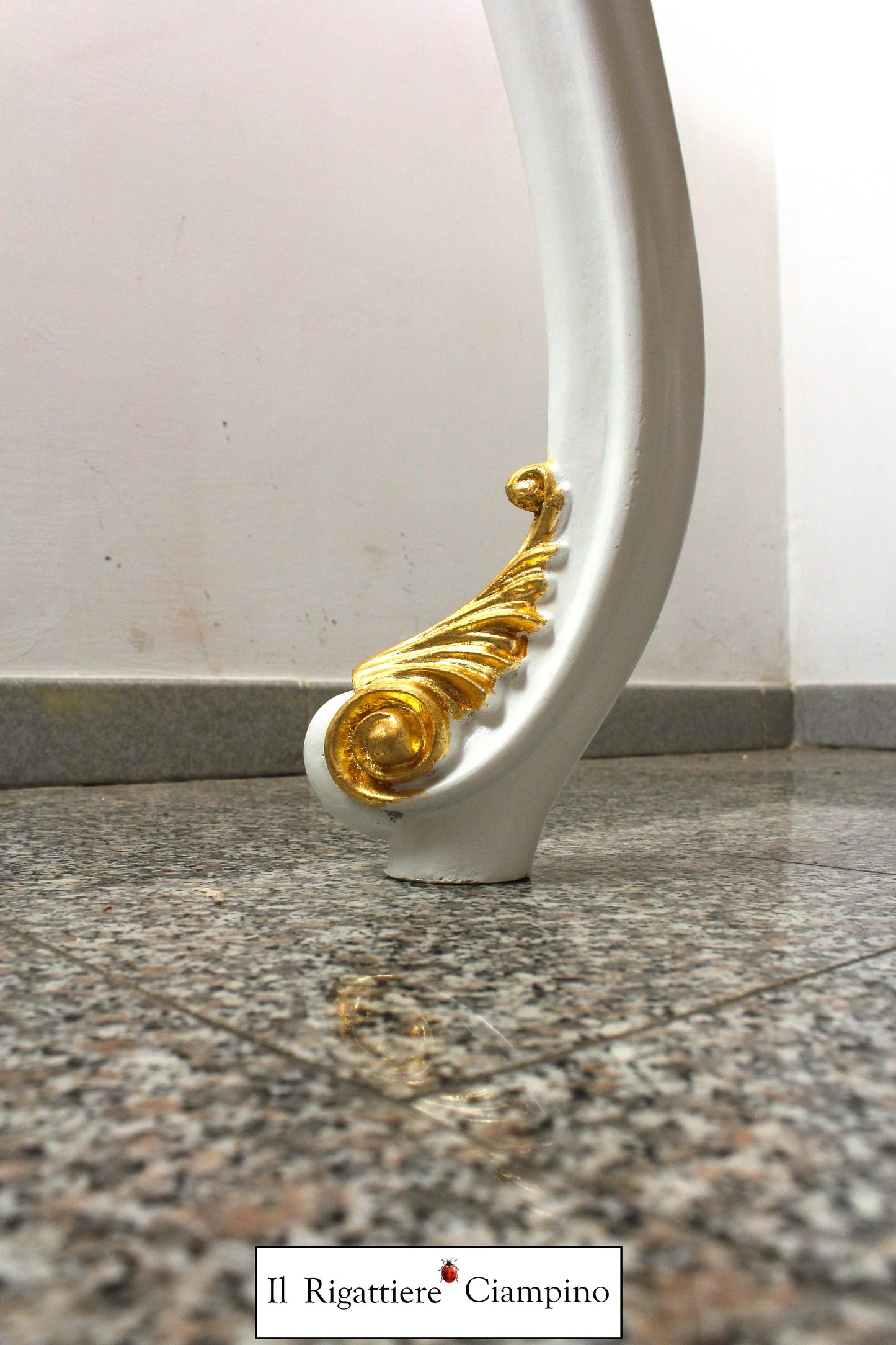 Tavolo in stile barocco intagliato con piano in vetro, bianco con rifiniture oro