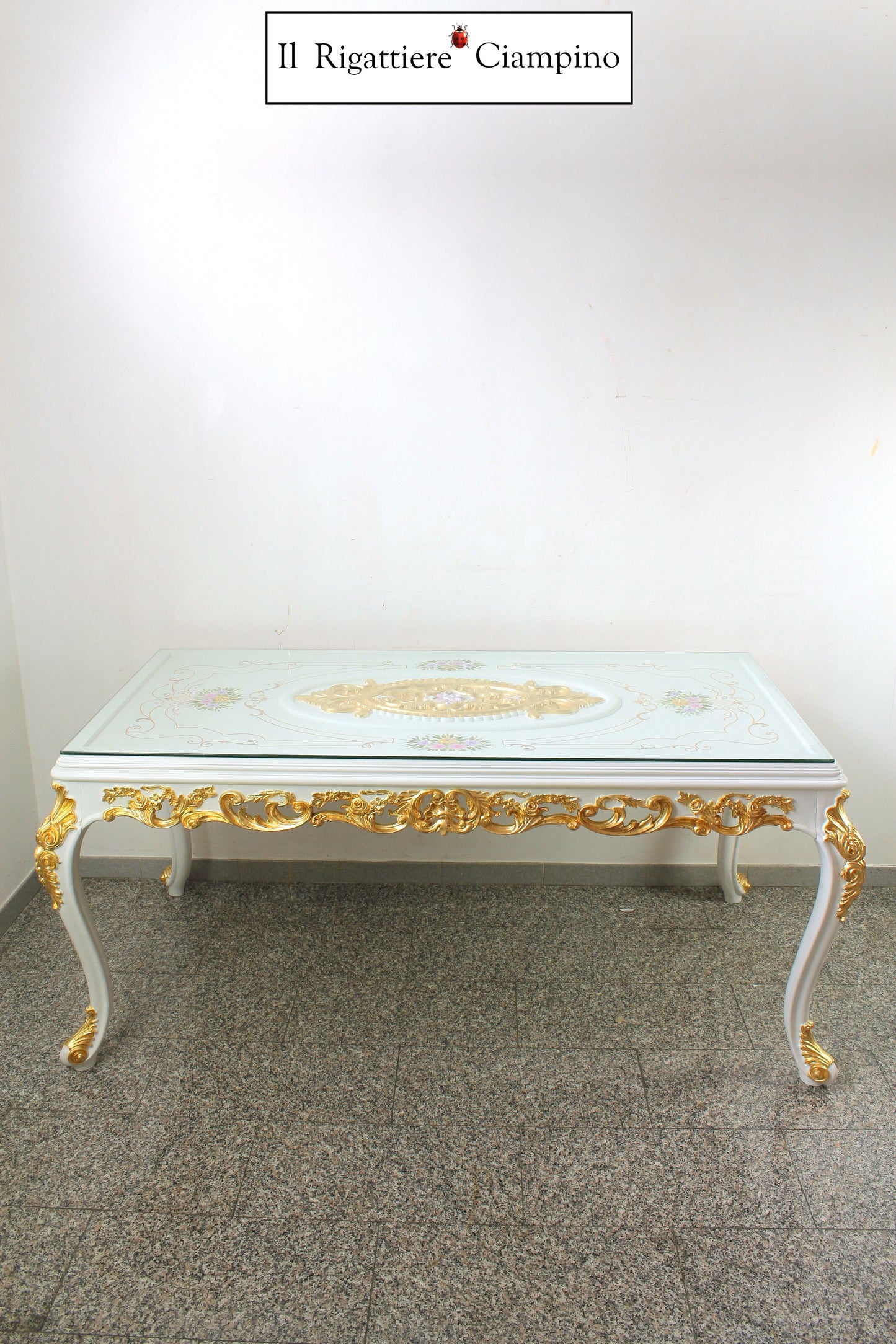 Tavolo in stile barocco intagliato con piano in vetro, bianco con rifiniture oro