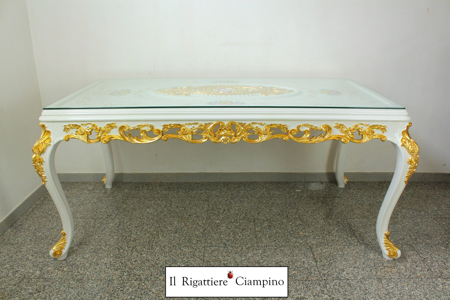 Tavolo in stile barocco intagliato con piano in vetro, bianco con rifiniture oro
