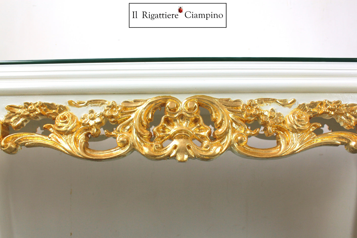 Tavolo in stile barocco intagliato con piano in vetro, bianco con rifiniture oro