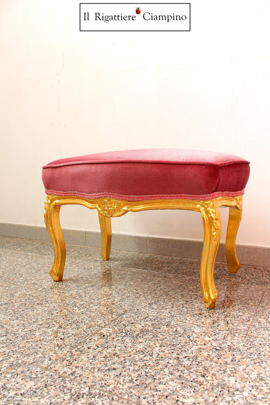 Sgabello in velluto rosa e foglia oro