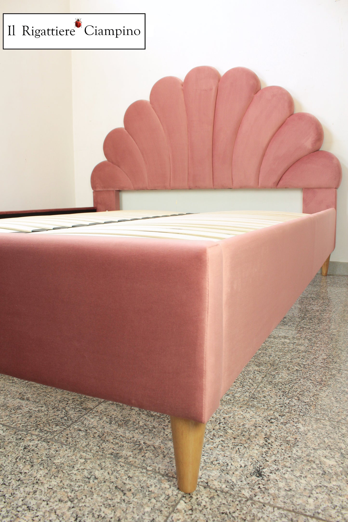 Letto matrimoniale modello Perla in velluto rosa