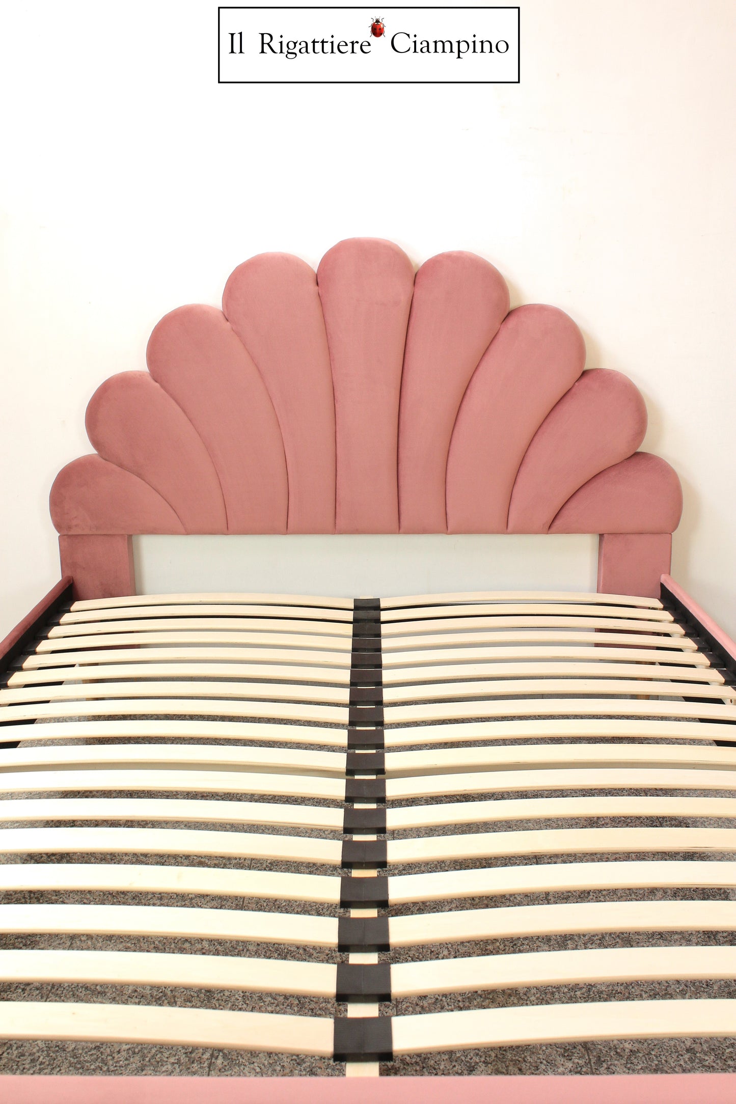 Letto matrimoniale modello Perla in velluto rosa