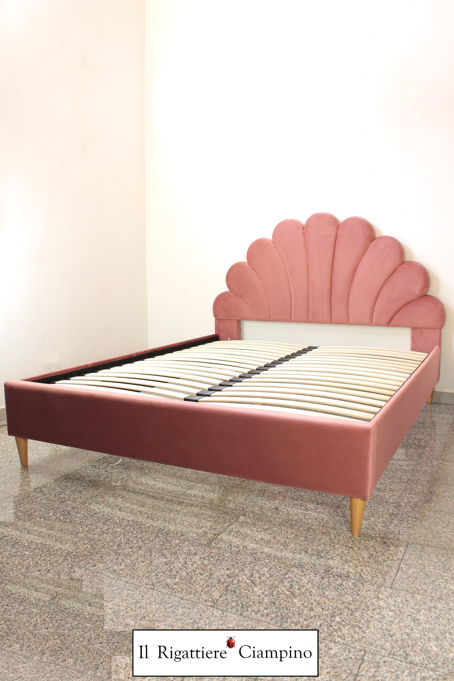 Letto matrimoniale modello Perla in velluto rosa