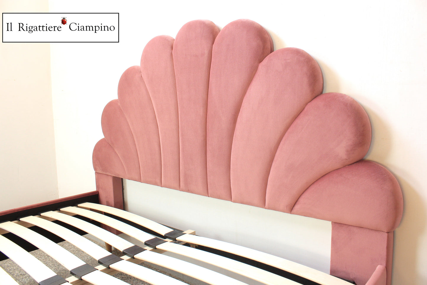 Letto matrimoniale modello Perla in velluto rosa