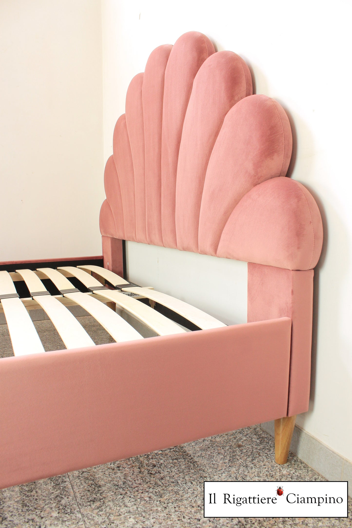 Letto matrimoniale modello Perla in velluto rosa
