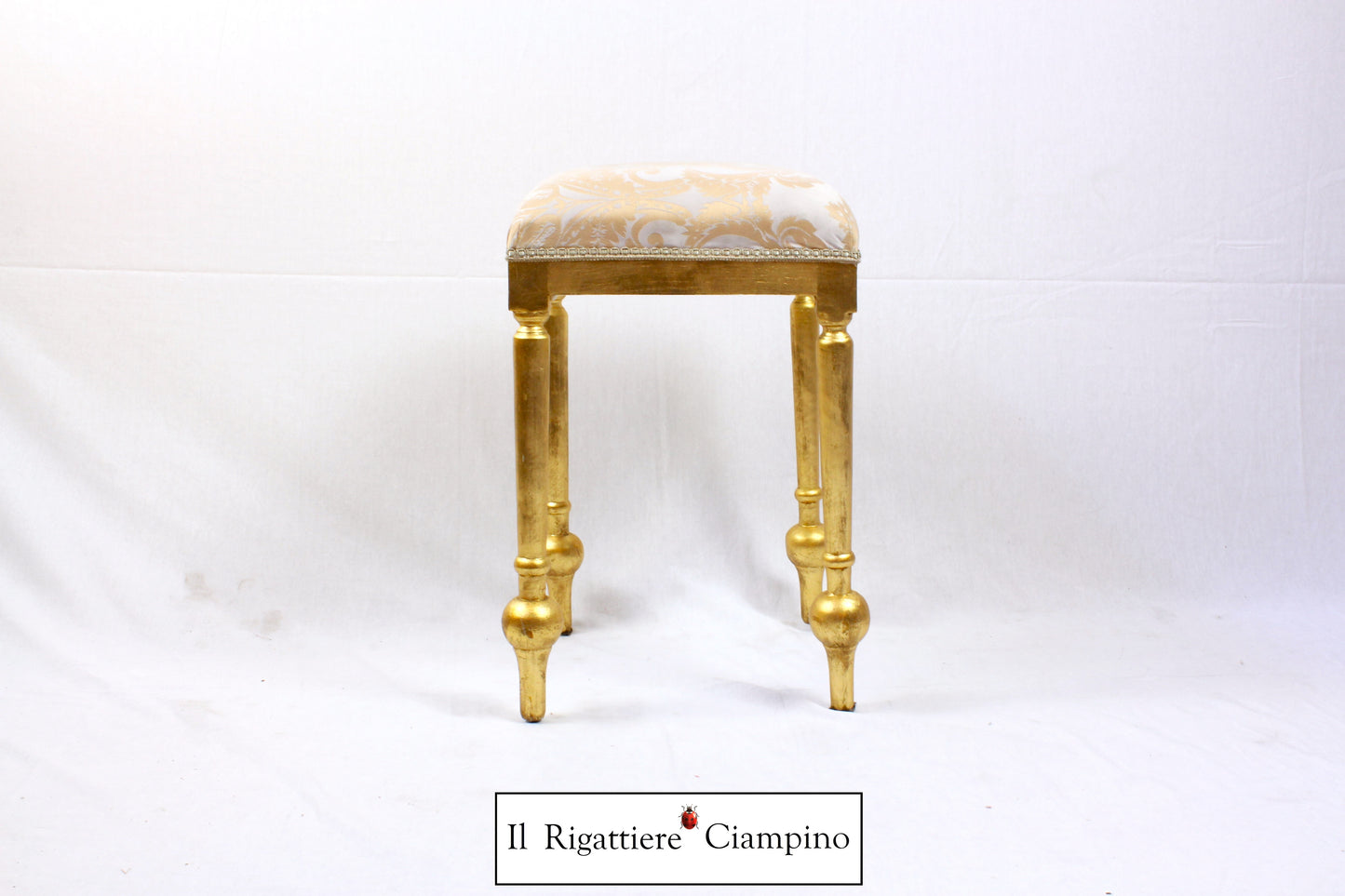 Sgabello in foglia oro e stoffa damascata