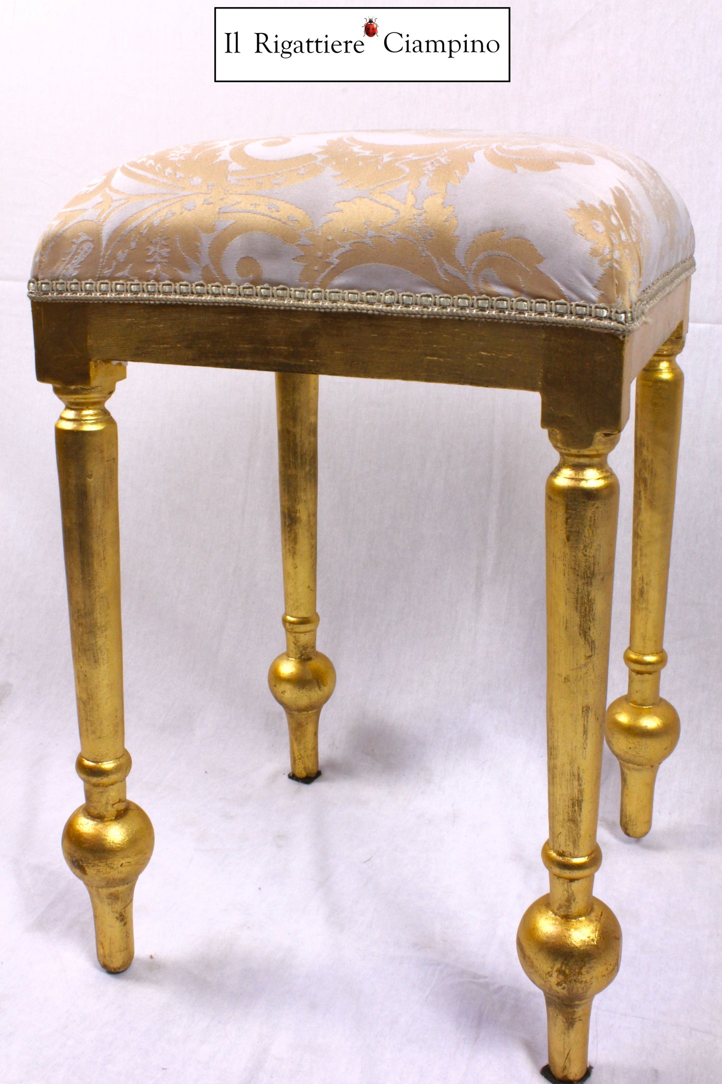Sgabello in foglia oro e stoffa damascata