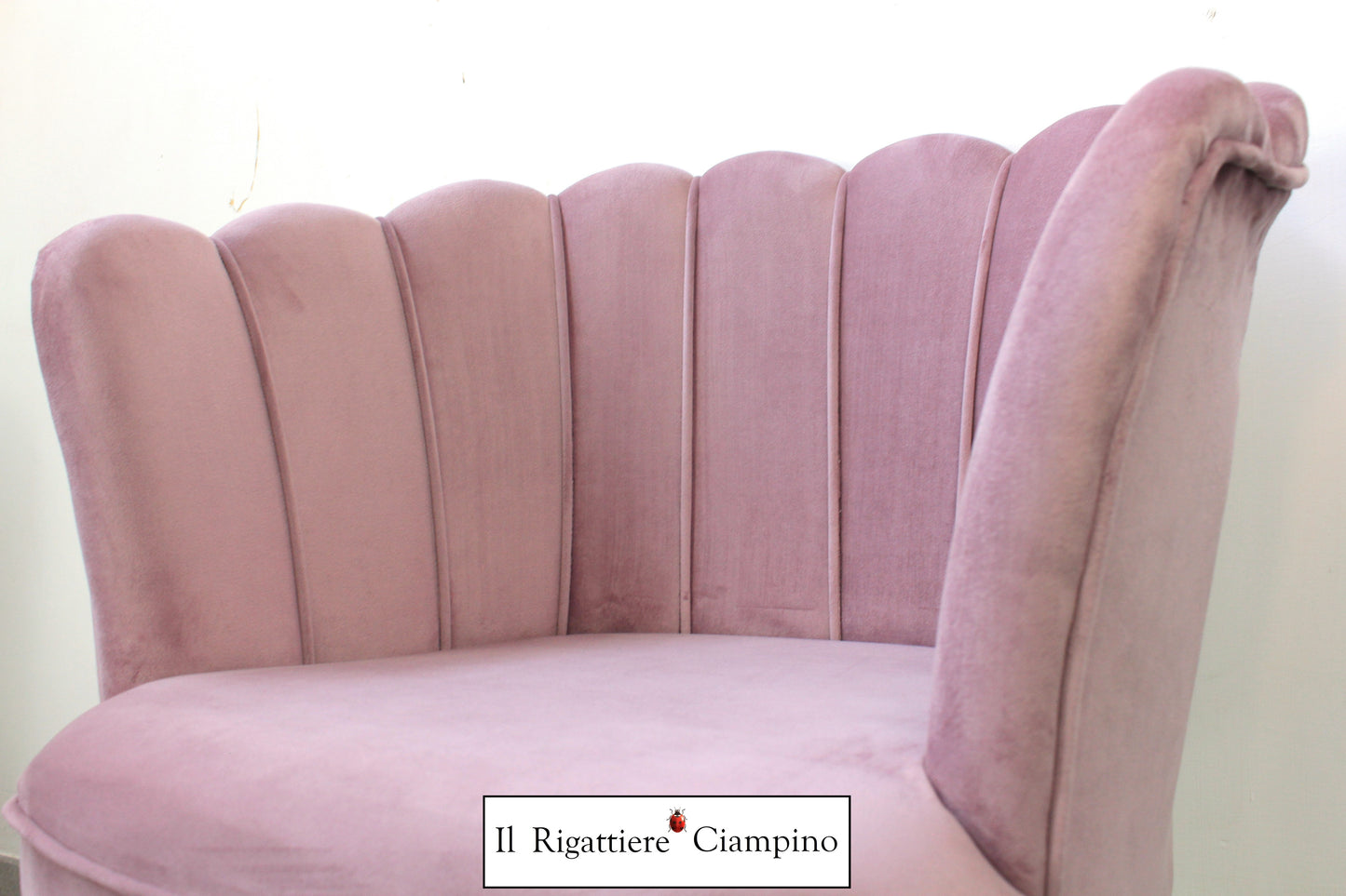Salottino modello Perla in velluto rosa con gambe in metallo oro
