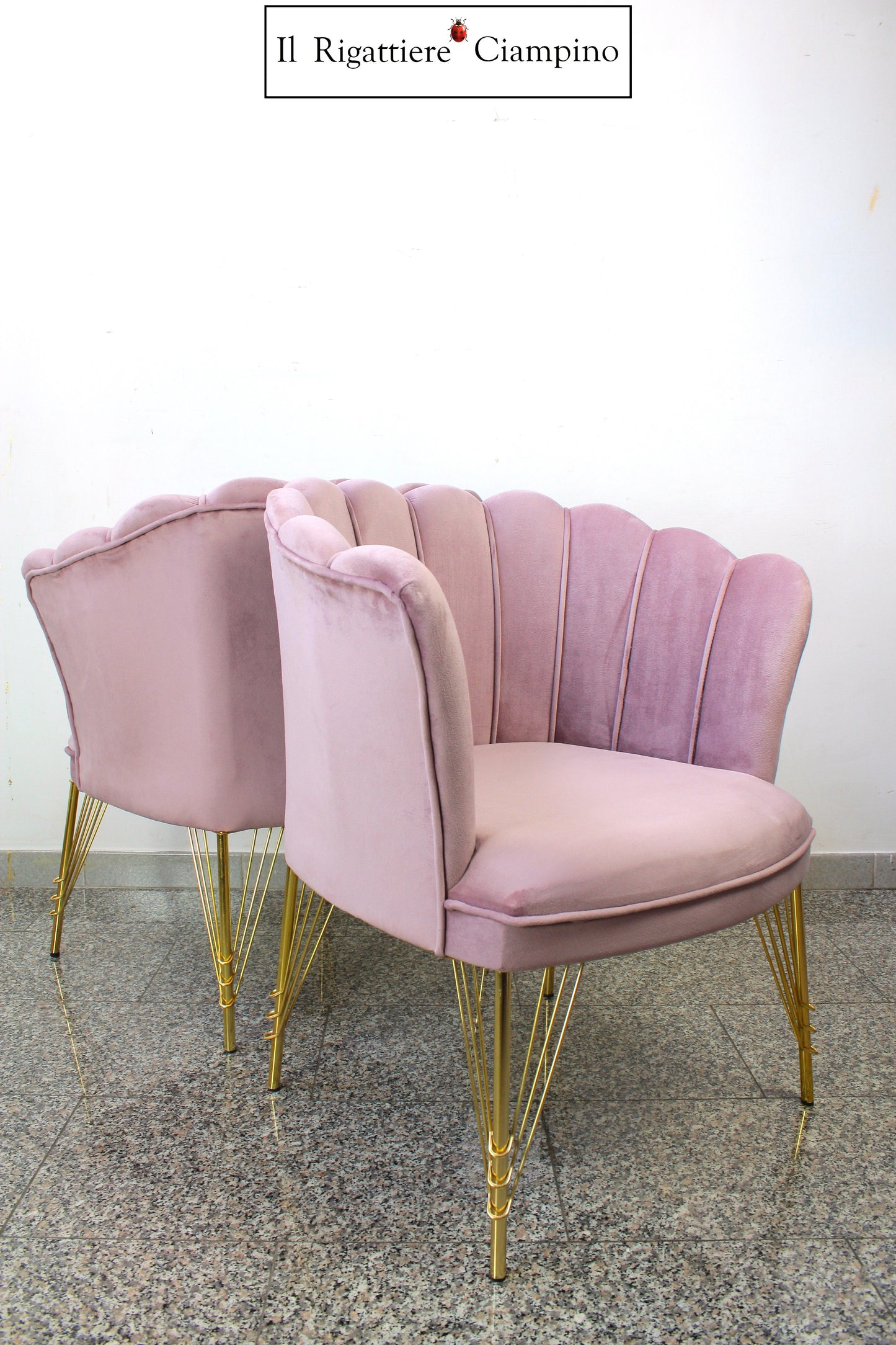 Salottino modello Perla in velluto rosa con gambe in metallo oro