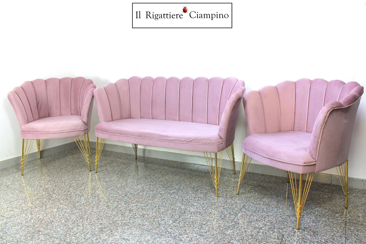 Salottino modello Perla in velluto rosa con gambe in metallo oro