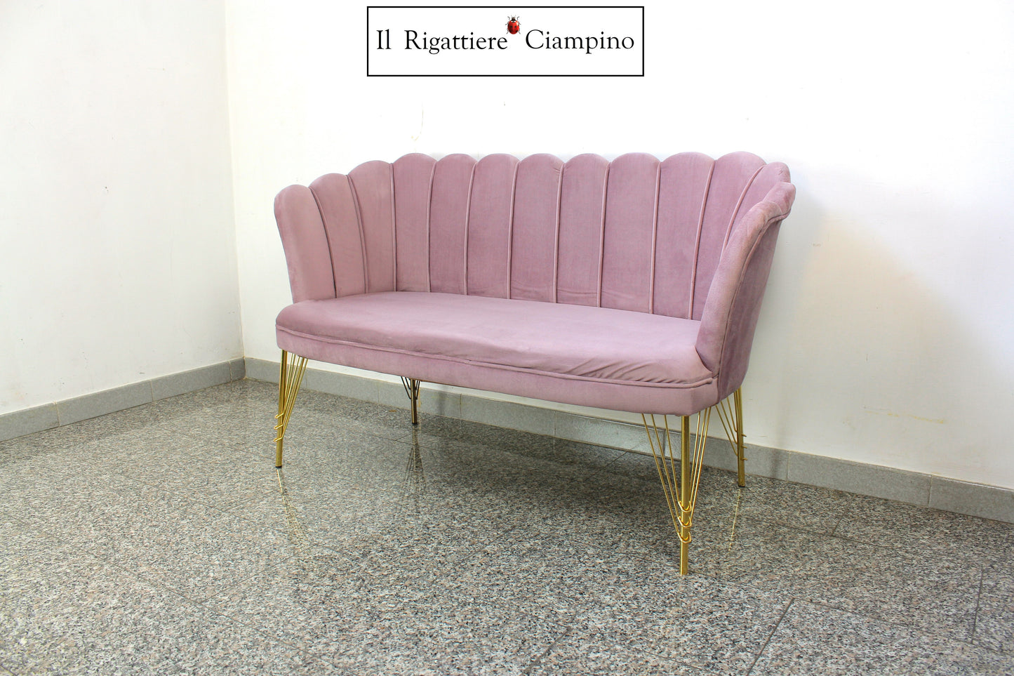 Salottino modello Perla in velluto rosa con gambe in metallo oro
