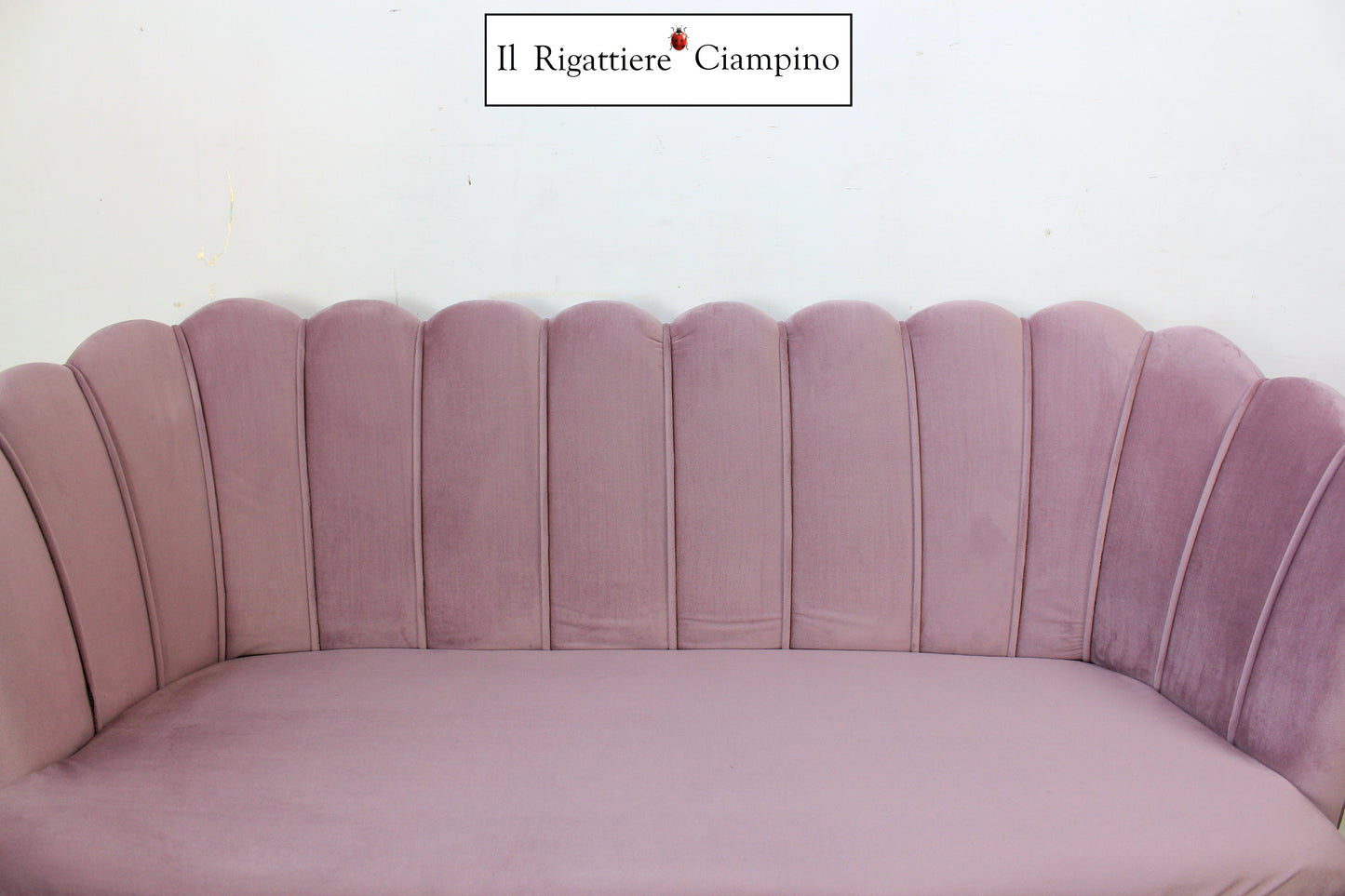 Salottino modello Perla in velluto rosa con gambe in metallo oro