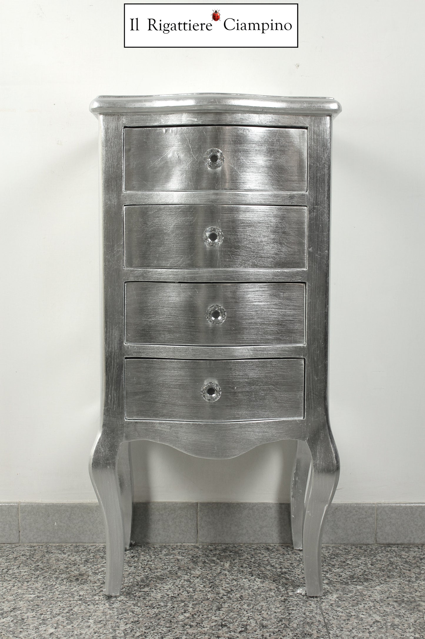 Coppia comodini bianchi con rifiniture argento a 4 cassetti