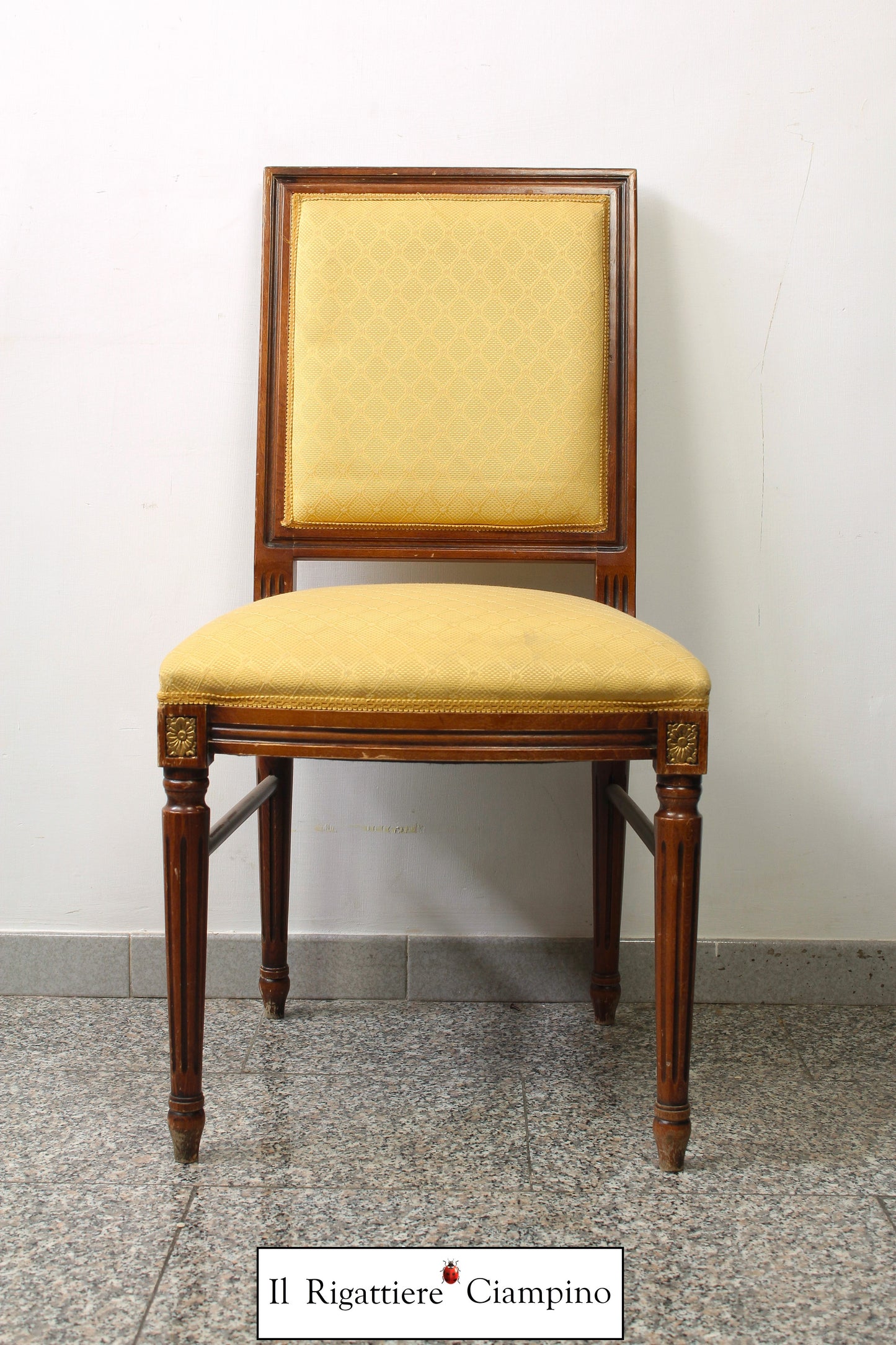 Sedia in legno con stoffa dorata
