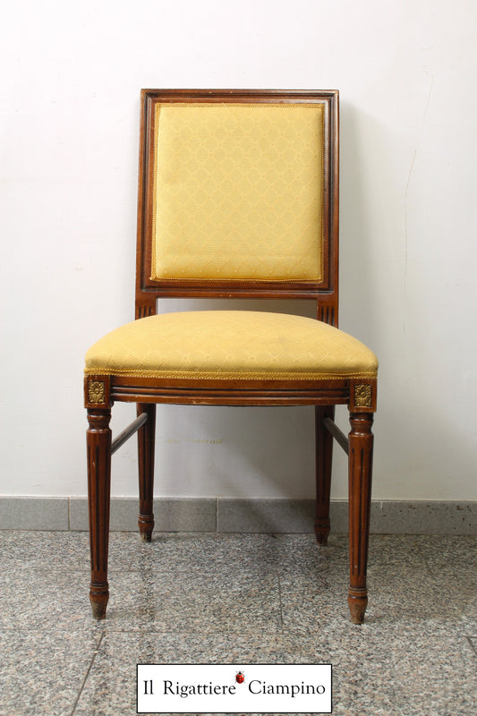 Sedia in legno con stoffa dorata
