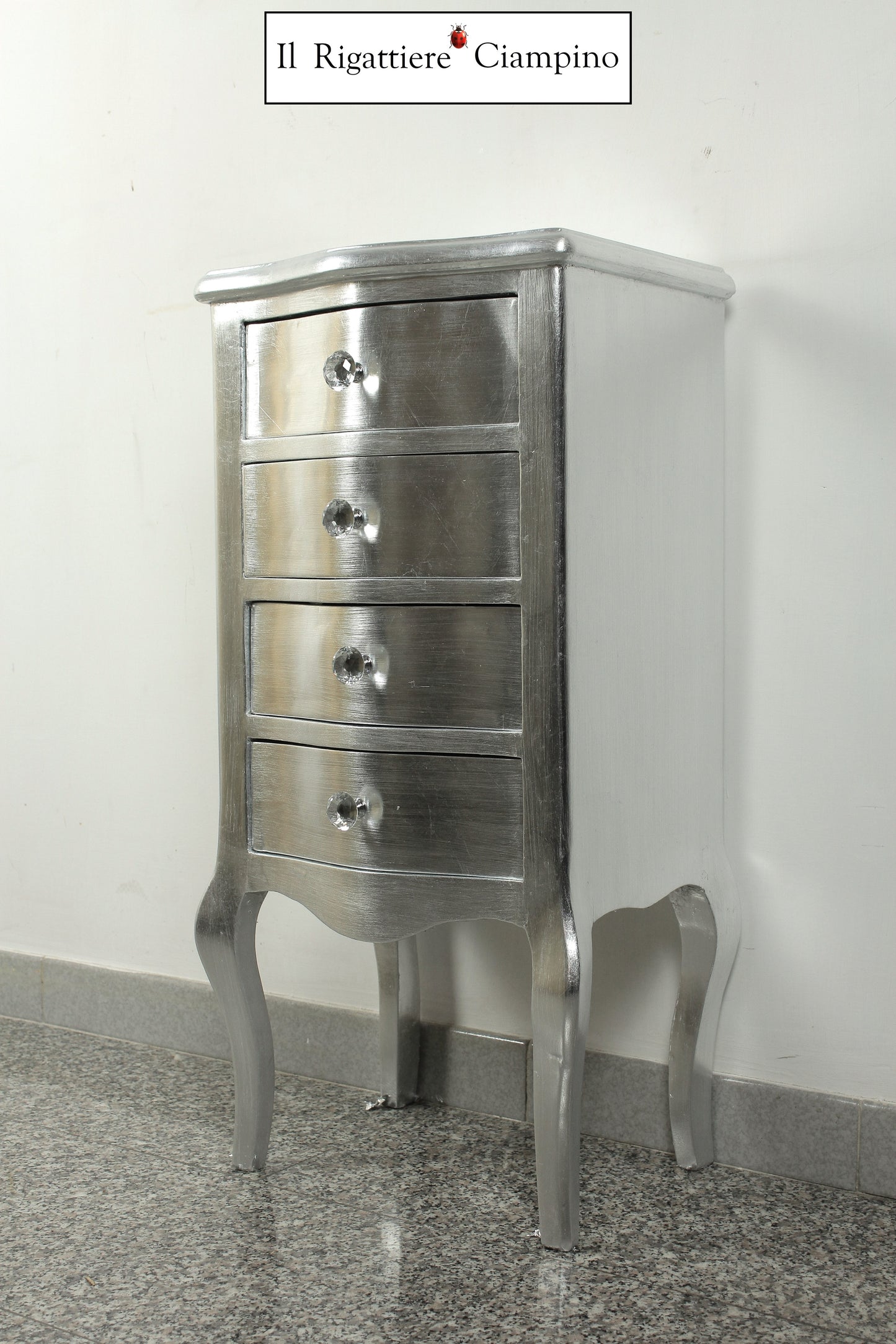 Coppia comodini bianchi con rifiniture argento a 4 cassetti