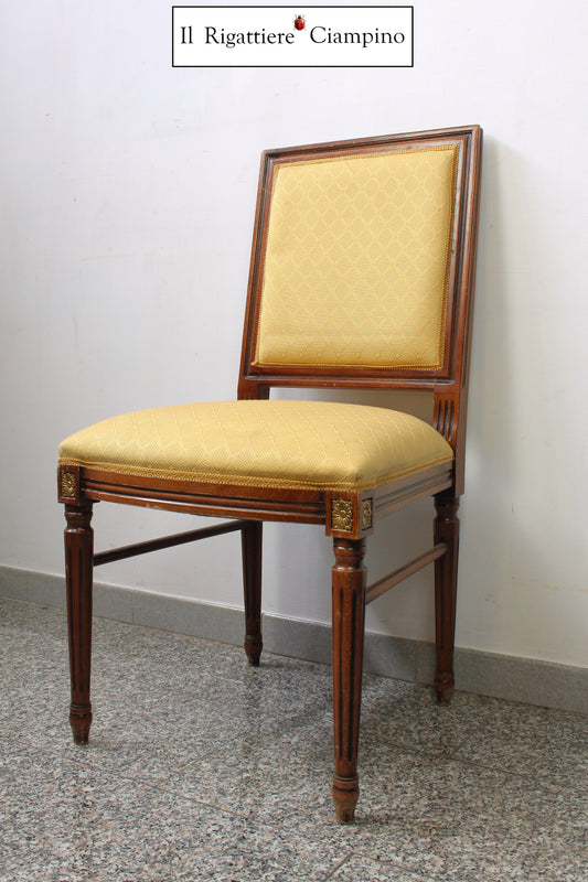 Sedia in legno con stoffa dorata