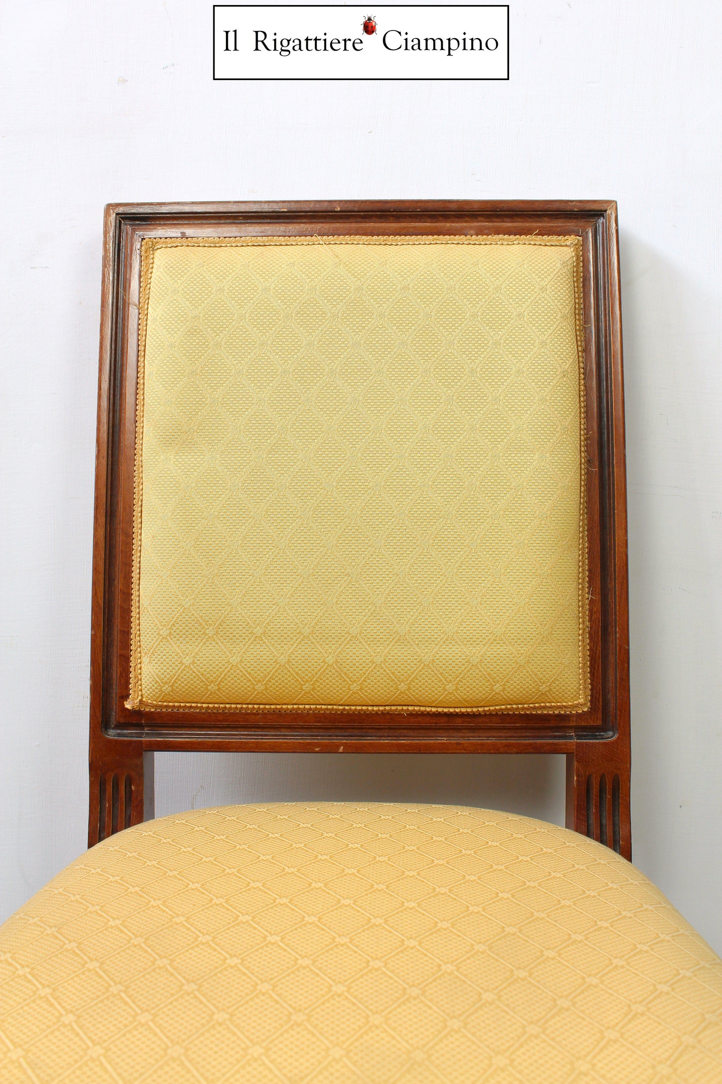Sedia in legno con stoffa dorata