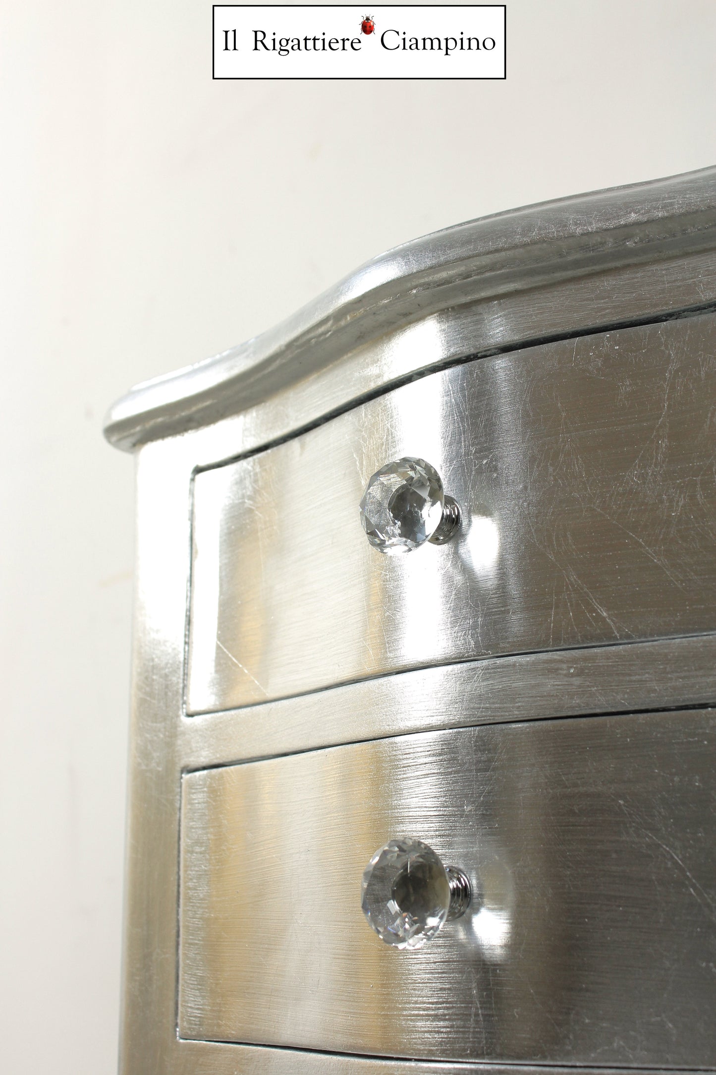 Coppia comodini bianchi con rifiniture argento a 4 cassetti