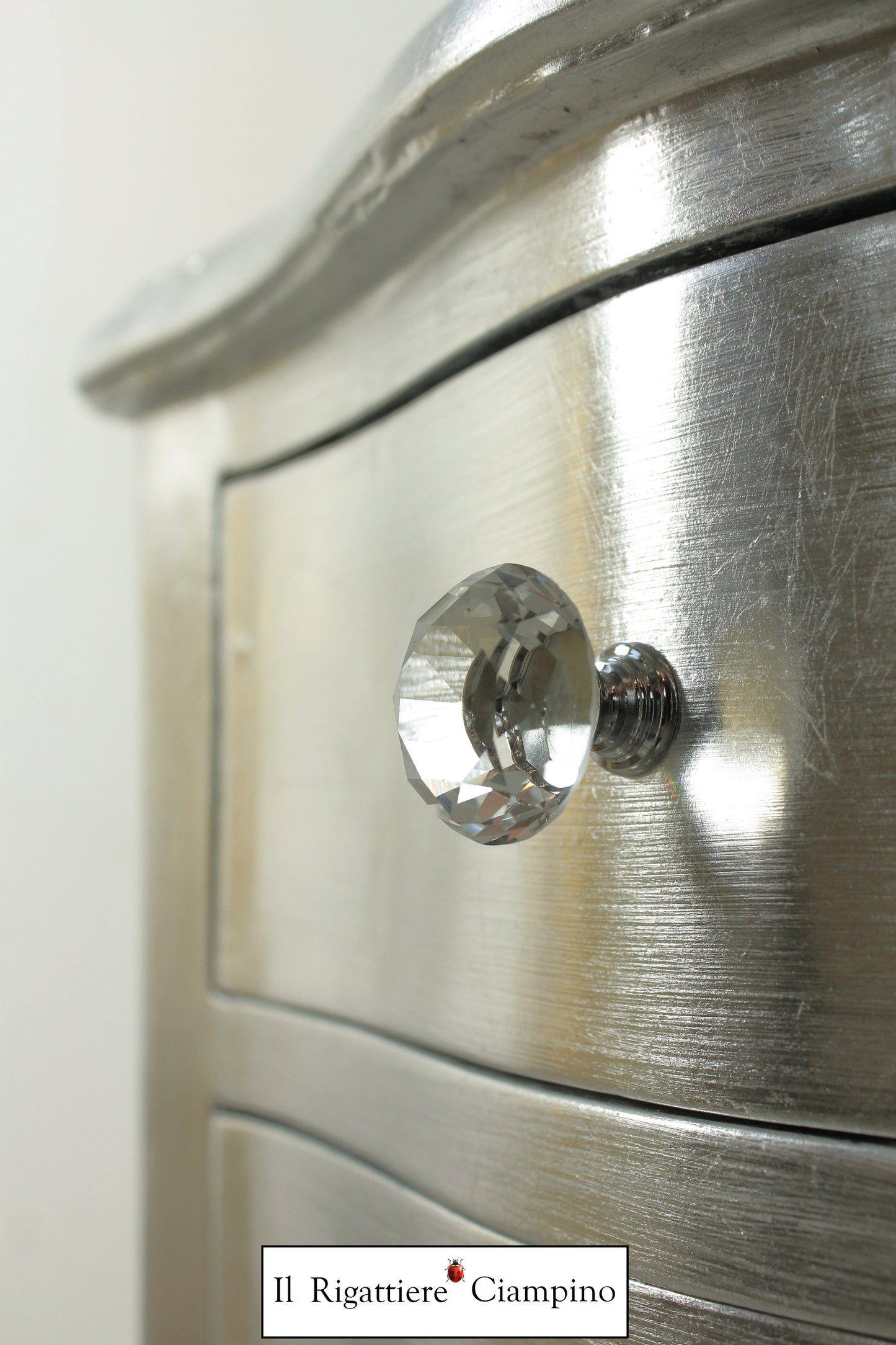 Coppia comodini bianchi con rifiniture argento a 4 cassetti