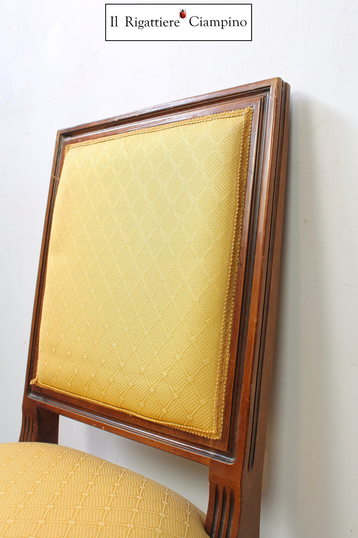 Sedia in legno con stoffa dorata