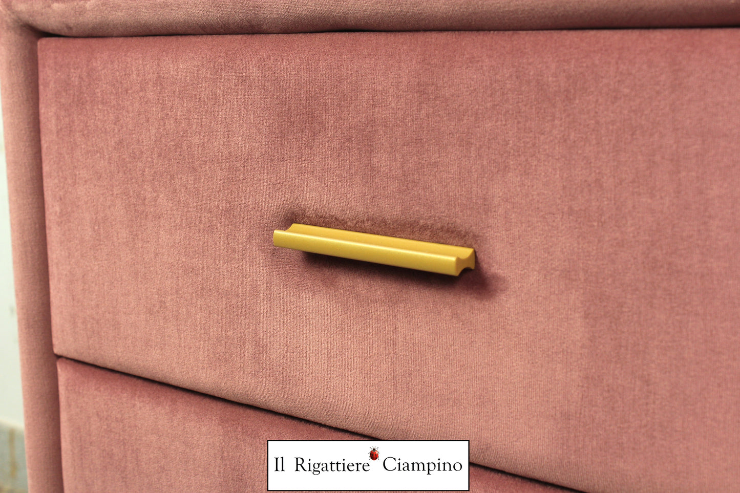 Comodino rivestito in velluto rosa