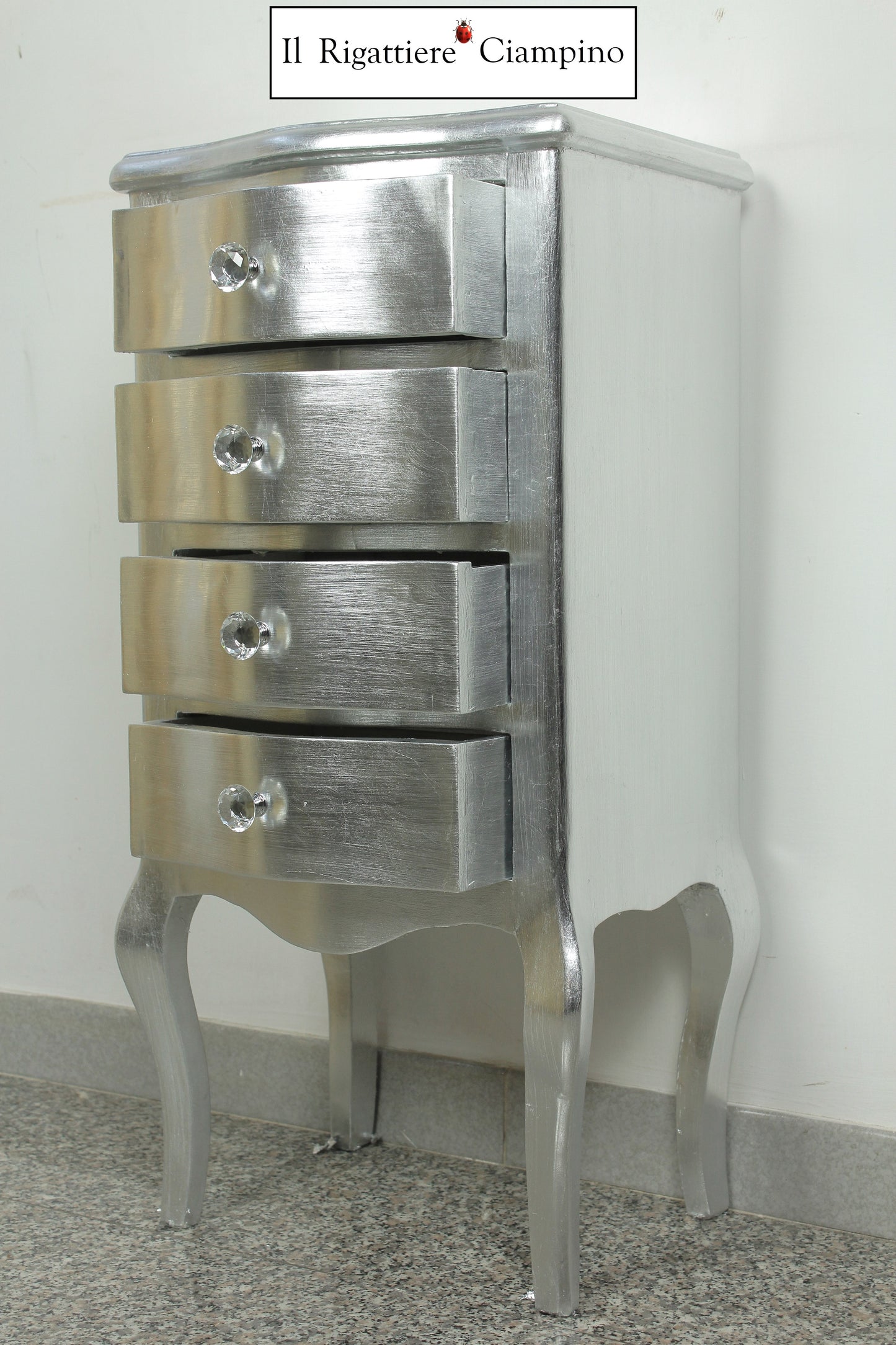 Coppia comodini bianchi con rifiniture argento a 4 cassetti