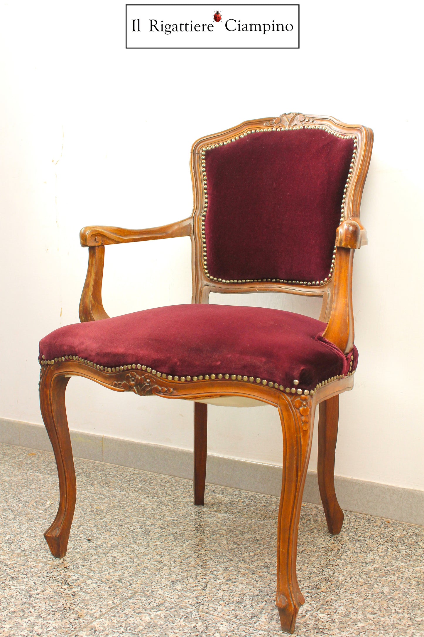 Poltroncina usata in legno massello con velluto rosso bordeaux