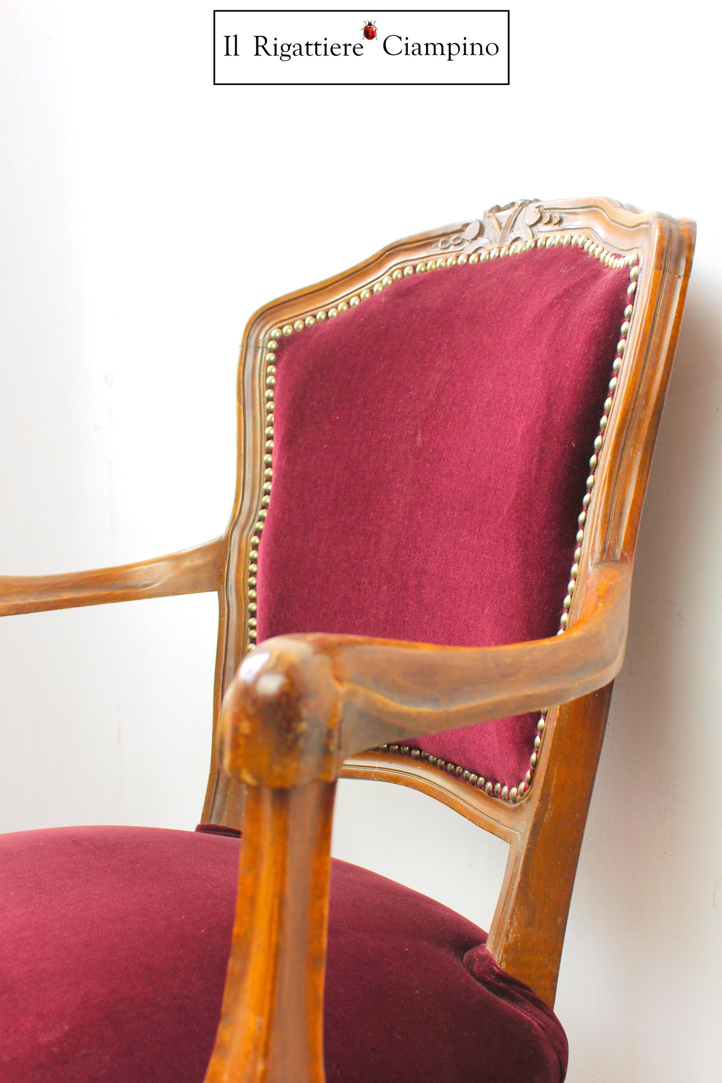 Poltroncina usata in legno massello con velluto rosso bordeaux