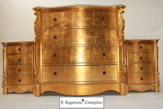Trittico comò e comodini in foglia oro, legno mogano e piano in marmo