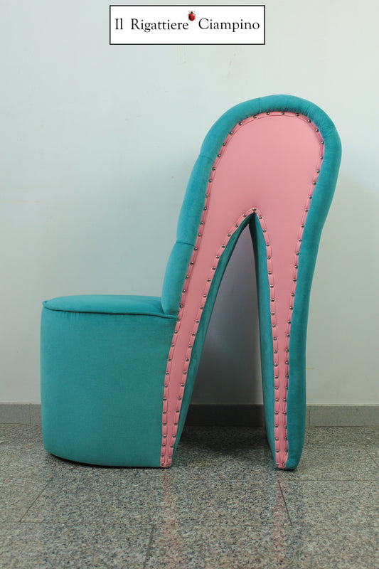 Sedia modello scarpa azzurra e rosa in ecopelle e velluto