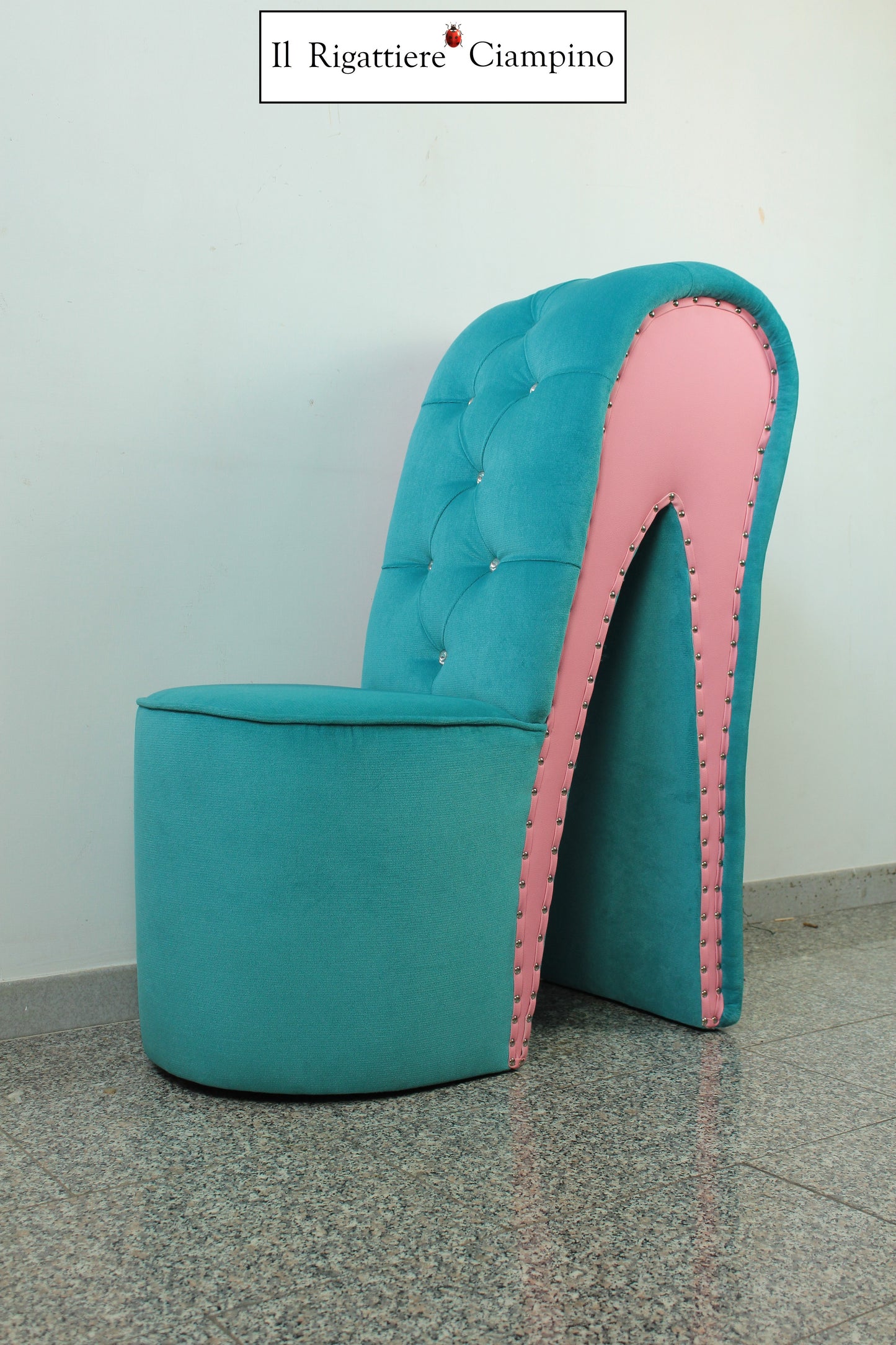 Sedia modello scarpa azzurra e rosa in ecopelle e velluto