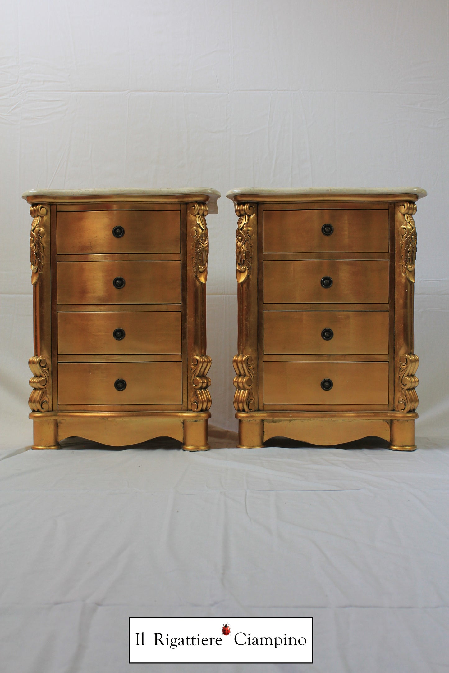 Trittico comò e comodini in foglia oro, legno mogano e piano in marmo