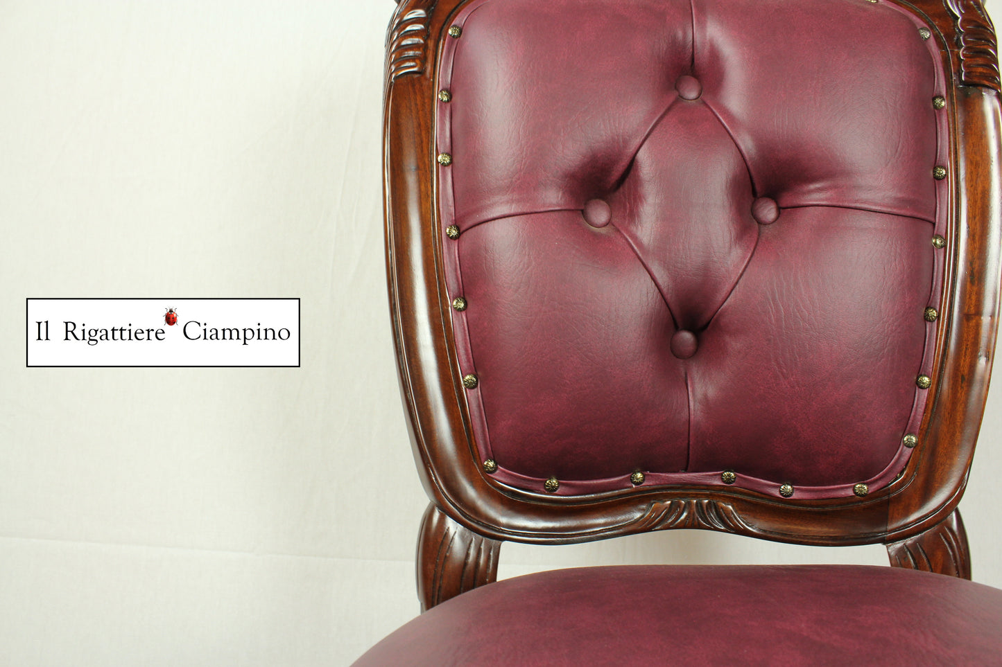 Sedia Susan in ecopelle bordeaux, legno massello laccato