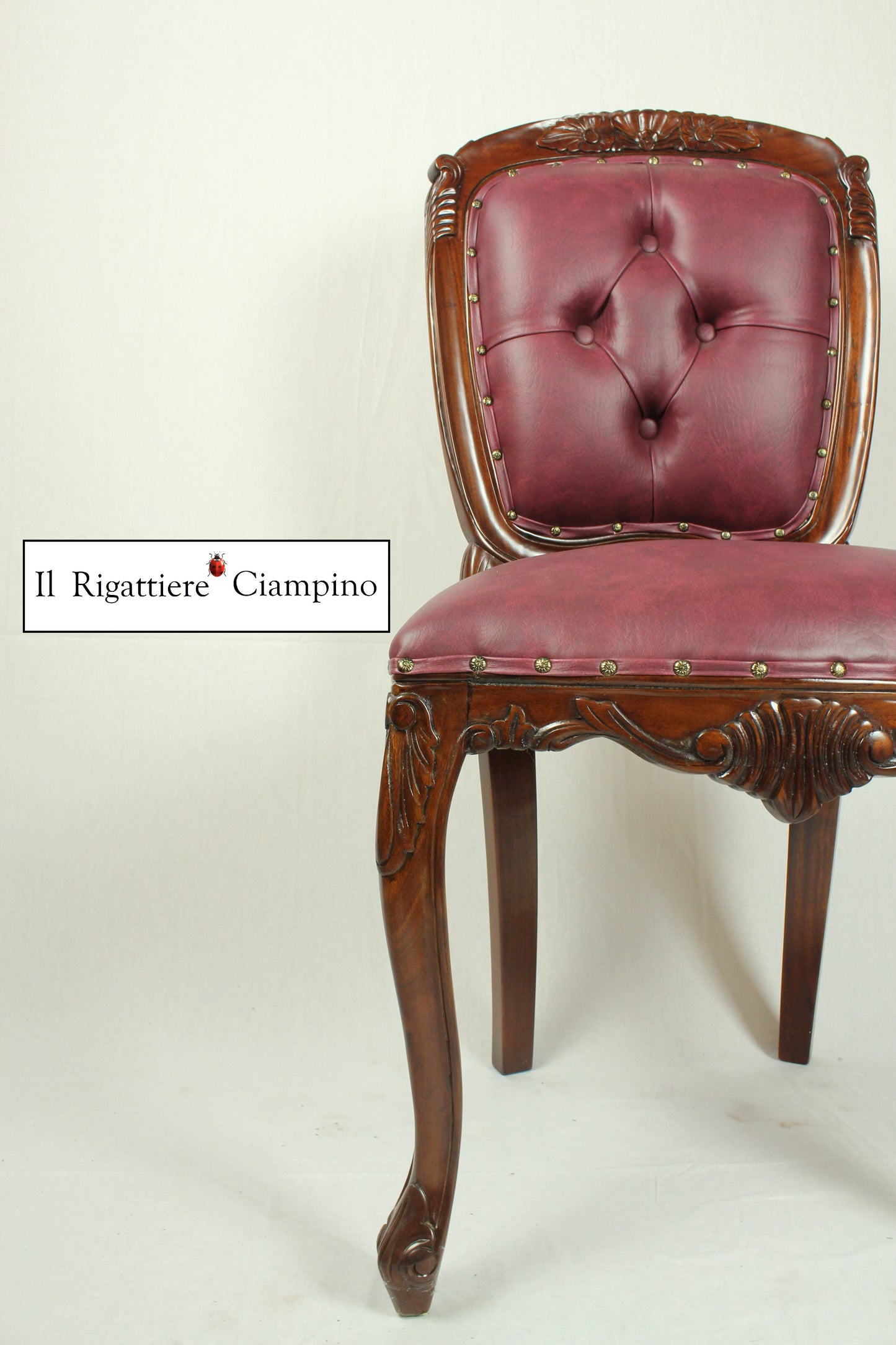 Sedia Susan in ecopelle bordeaux, legno massello laccato