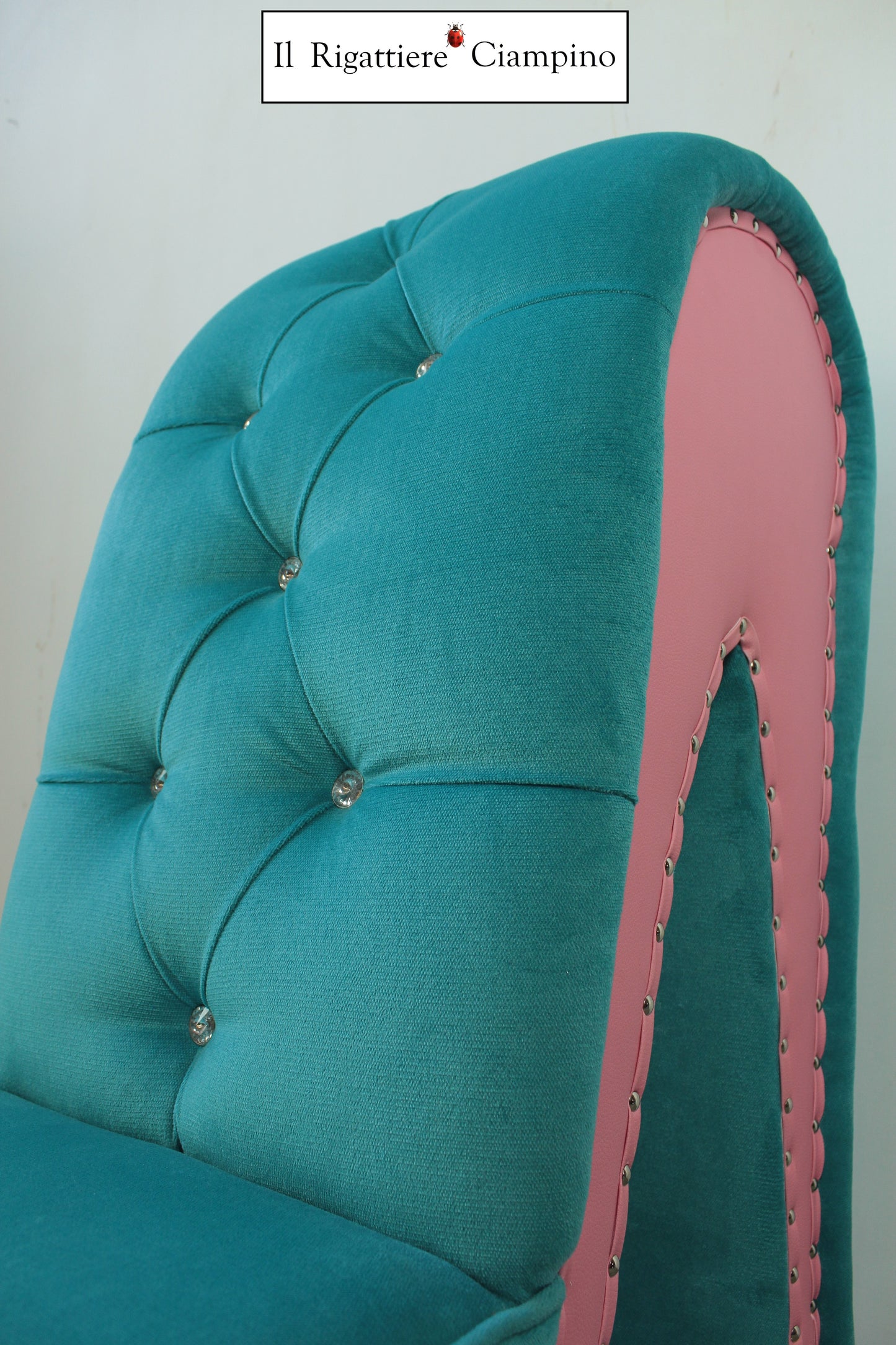 Sedia modello scarpa azzurra e rosa in ecopelle e velluto