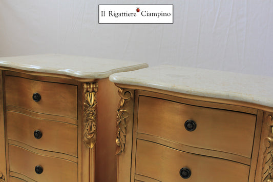 Trittico comò e comodini in foglia oro, legno mogano e piano in marmo