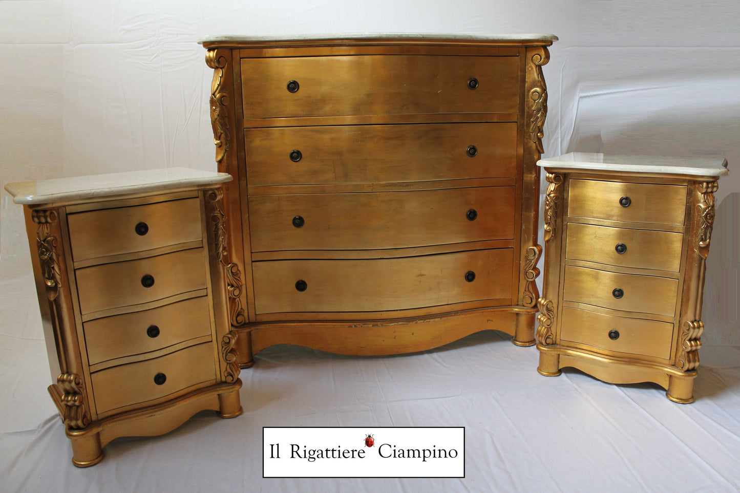 Trittico comò e comodini in foglia oro, legno mogano e piano in marmo