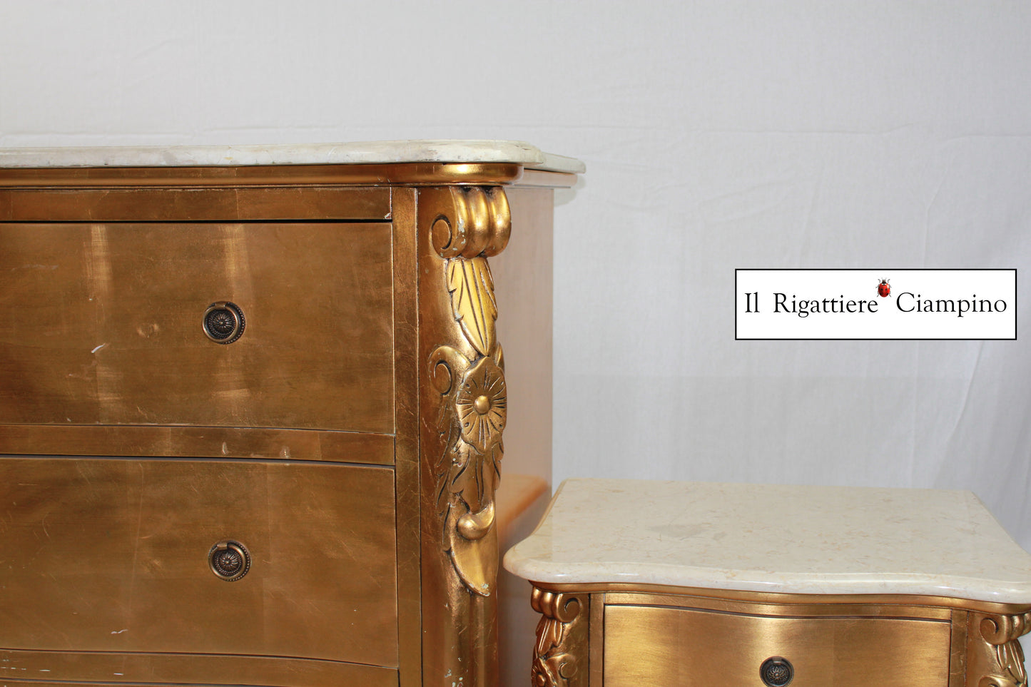 Trittico comò e comodini in foglia oro, legno mogano e piano in marmo