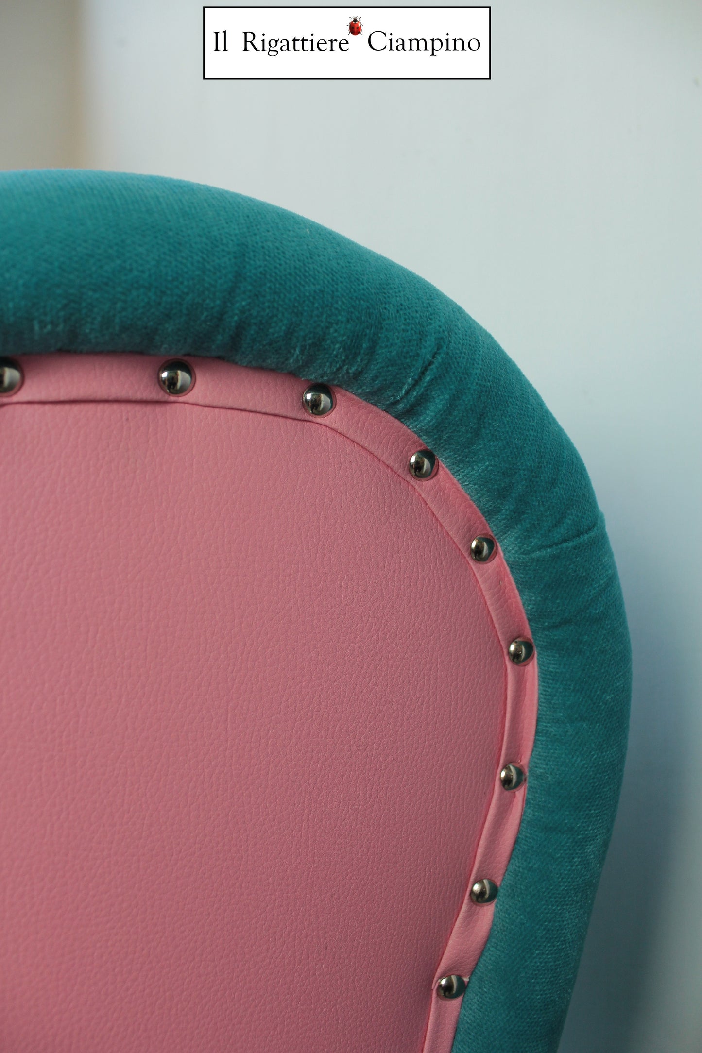 Sedia modello scarpa azzurra e rosa in ecopelle e velluto